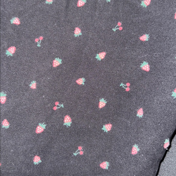 π€TORRID BLACK PEDAL PUSHERS/ CAPRI LEGGINGS WITH STRAWBERRY PRINT SIZE 3Xπ€ - Picture 4 of 8